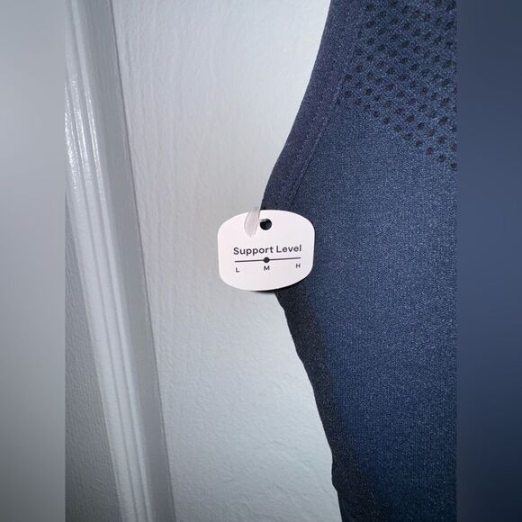 Women’s Medium Support Seamless Sports Bra – NWT, Size Small - Picture 3 of 6